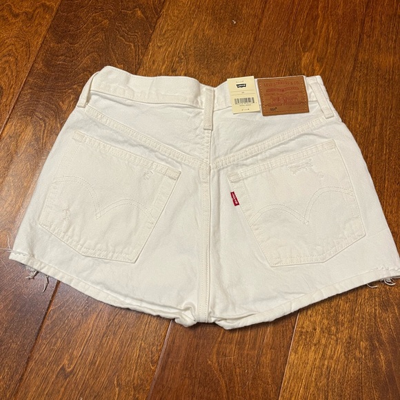 NWT Levi's Women's White Distressed Jean Shorts SIZE 26 - Picture 2 of 5